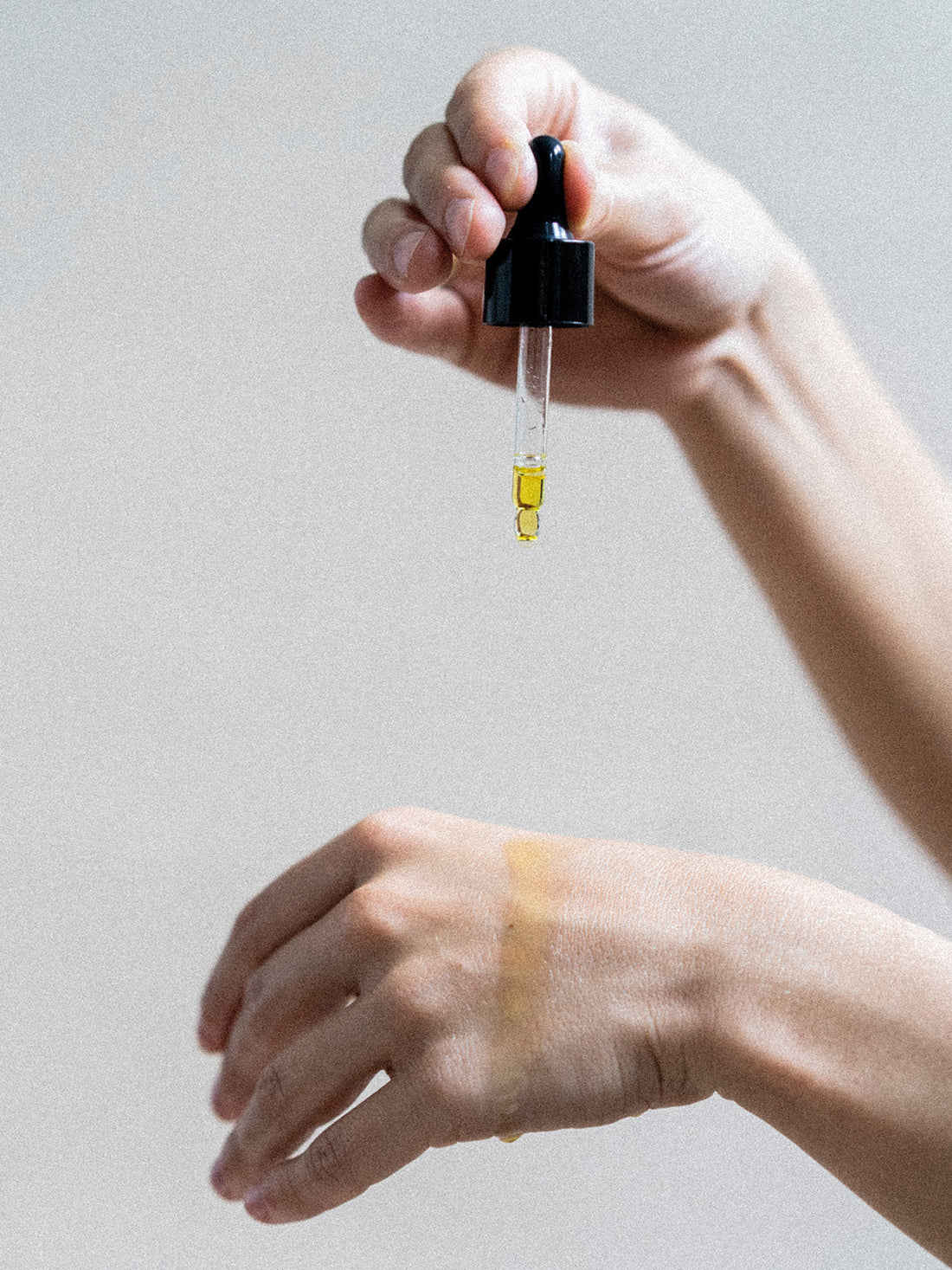 Faltenbügler Serum aus Pipette auf die Hand getropft