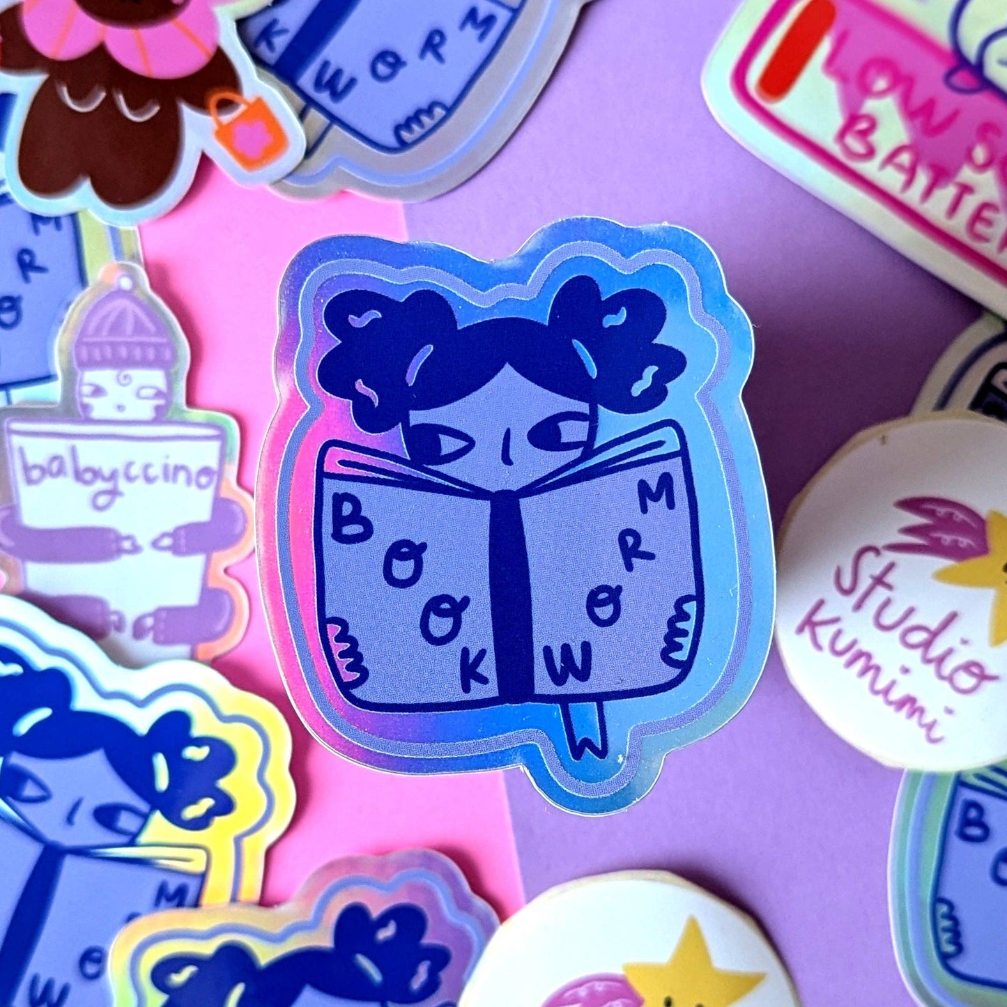 Bookworm Sticker holografisch - Studio Kumimi