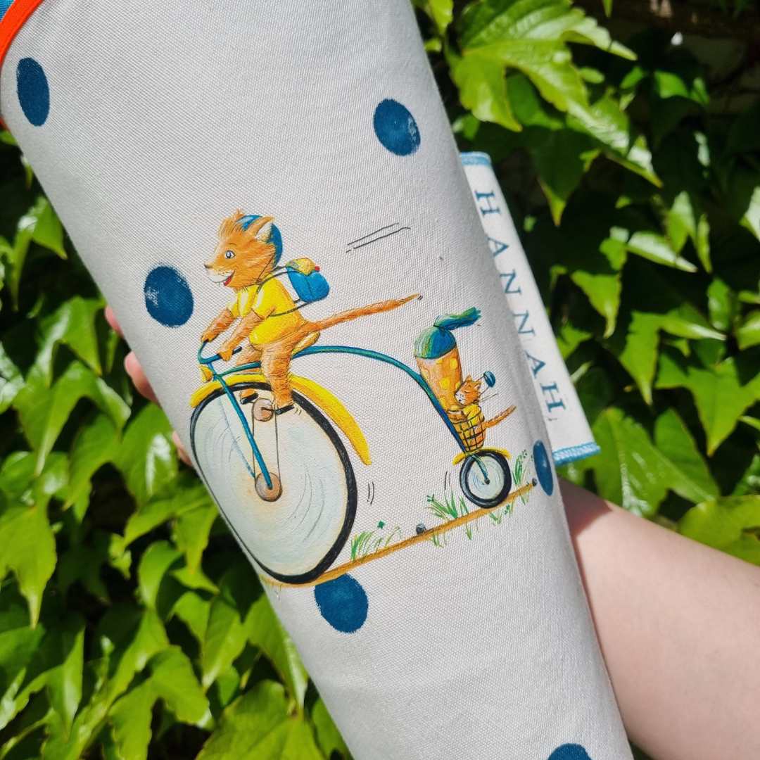 In eigener Werkstatt genähte und individualisierbare Schultüte mit Bügelbild und Namen in 70 Centimeter.