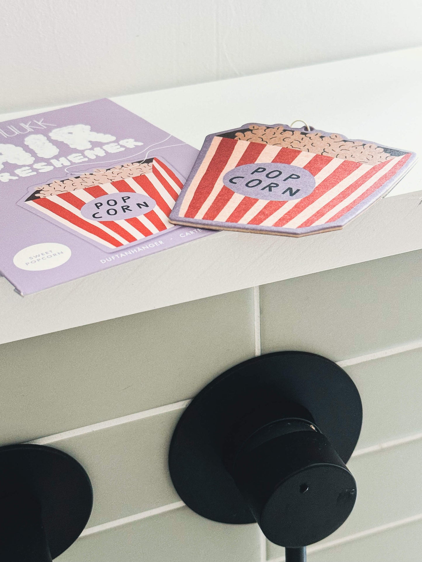 Verpackung und Duftanhänger in Form von einer Popcorntüte in einem Badezimmer