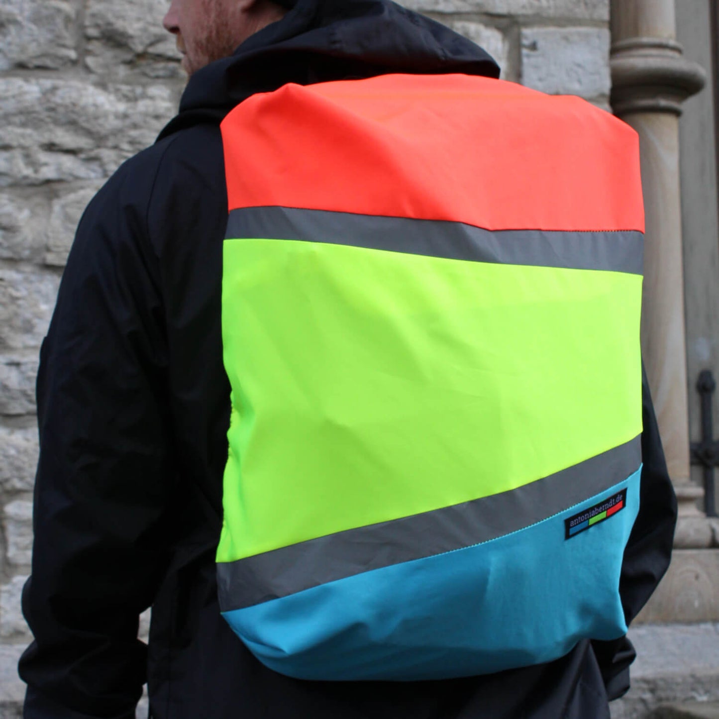 bunter Rucksacküberzug mit Reflexstreifen
