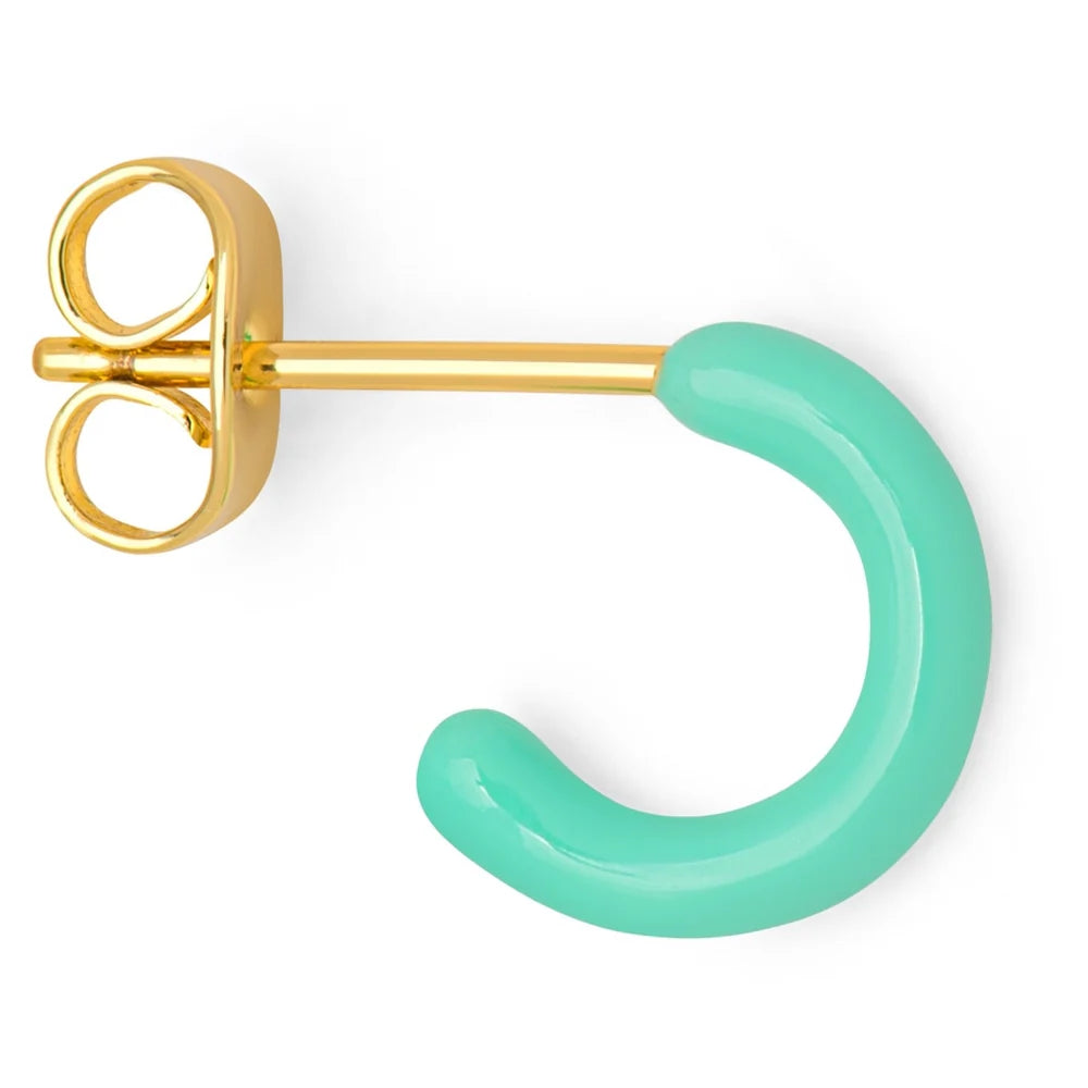 Kleine Creole in der Farbe Minze mit goldenem Stecker von Lulu Copenhagen.