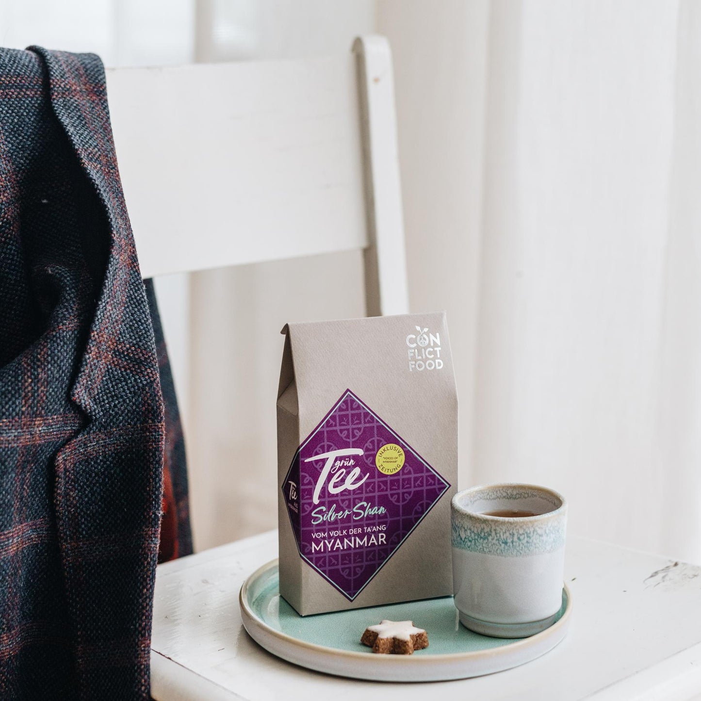 Siver Shan Bio Grüntee auf Tablett mit Tasse