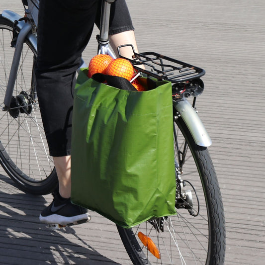Fahrradtasche bikezac green cobags mit Einkäufen am Fahrradgepäckträger