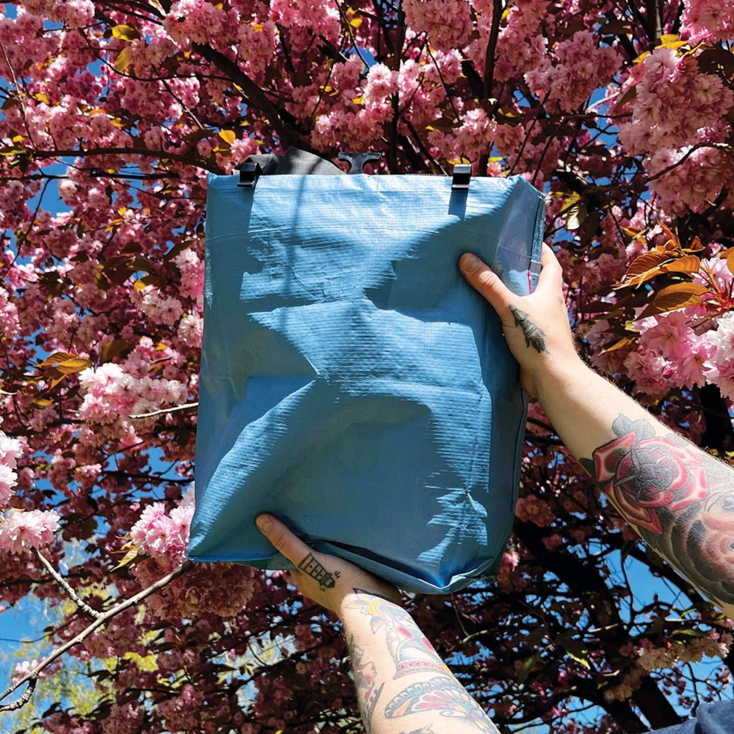 Fahrradtasche bikezac 2.0 simply blue vor blühendem Kirschbaum