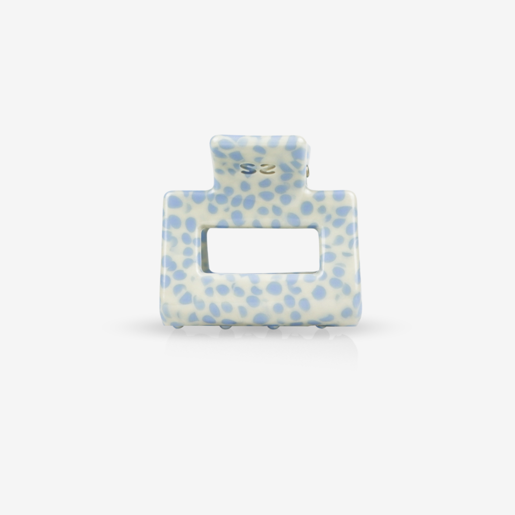 Kleine Haarklammer von sasstie aus Acetat in Creme mit hellblauen Punkten.