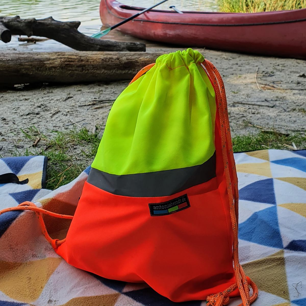 Roter Beutel beim Kanu Picknick