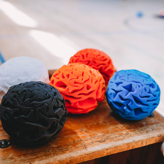 upgecycelte Bälle aus Resten aus Lackrollenproduktionen