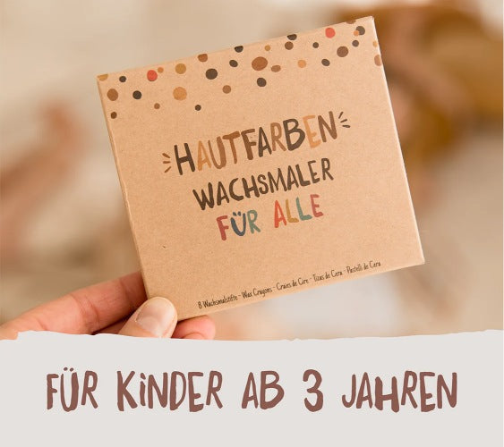 Eine Verpackung von den Wachsmalstiften für Alle von Hautfarben untertitelt mit der Zeile "Für Kinder ab Jahre".