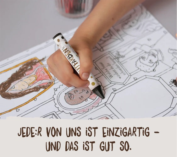 Ein Kind malt mit den Wachsmalern für Alle von Hautfarben ein Bild aus dem Malbuch aus und wählt für die verschiedenen Personen unterschiedliche Hauttöne.
