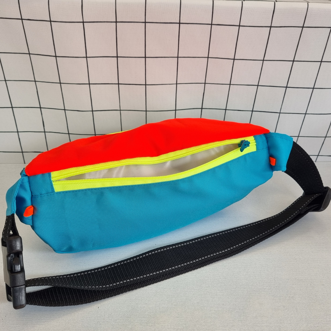 Crossbag in bunt mit separaten Reißverschlussfach hinten an der Tasche.
