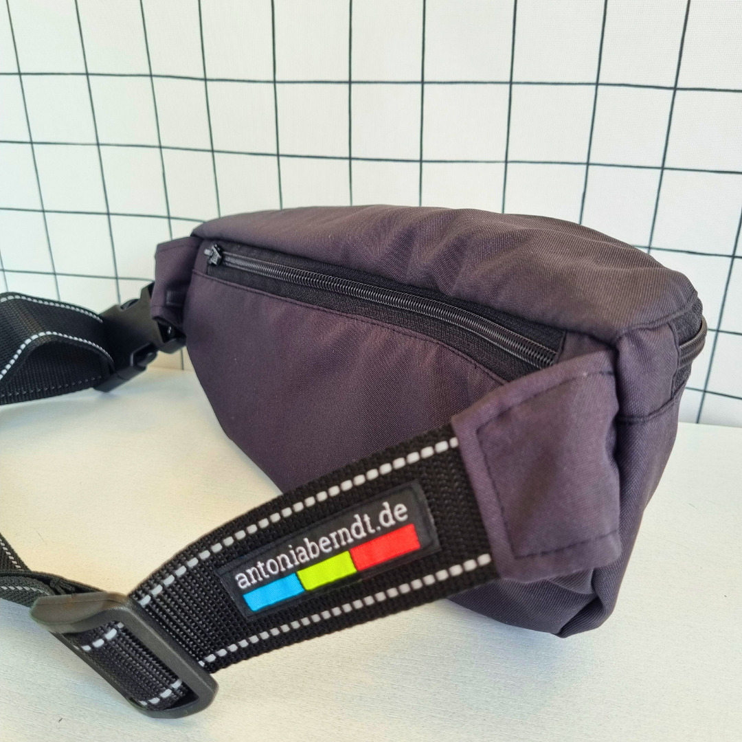 Crossbag von antoniaberndt in schwarz mit separatem Reißverschlussfach hinten.