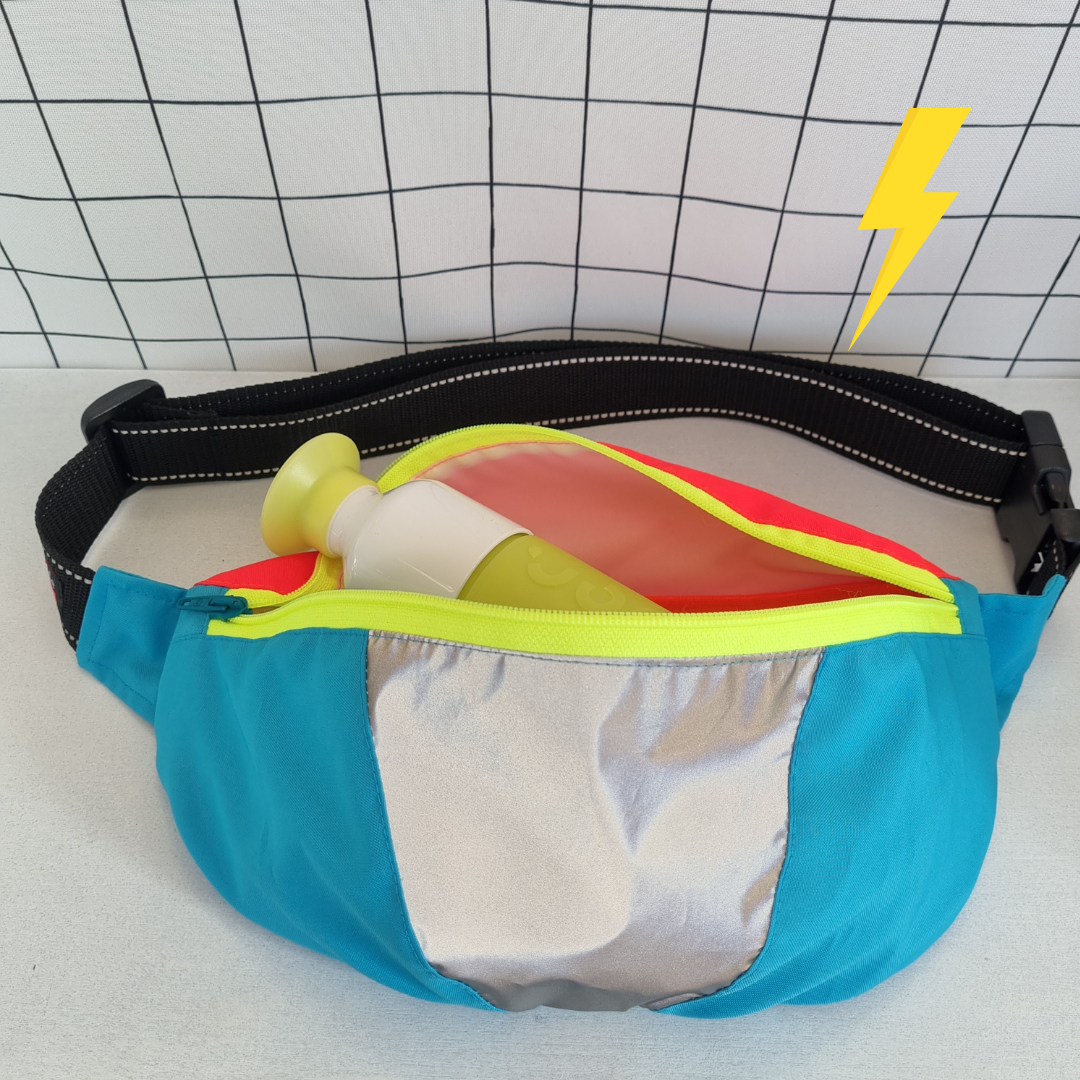 Bunte Crossbag in Neon-Farben mit einer Dopper Original Trinkflasche in gelb.