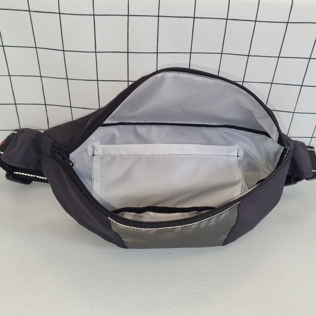 Innenansicht Crossbag schwarz mit weißem Futter und Innentasche.