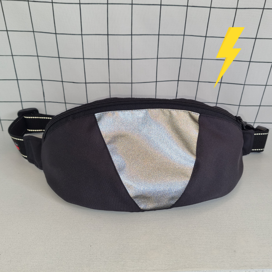 Crossbag mit reflektierendem Element an der Vorderseite.