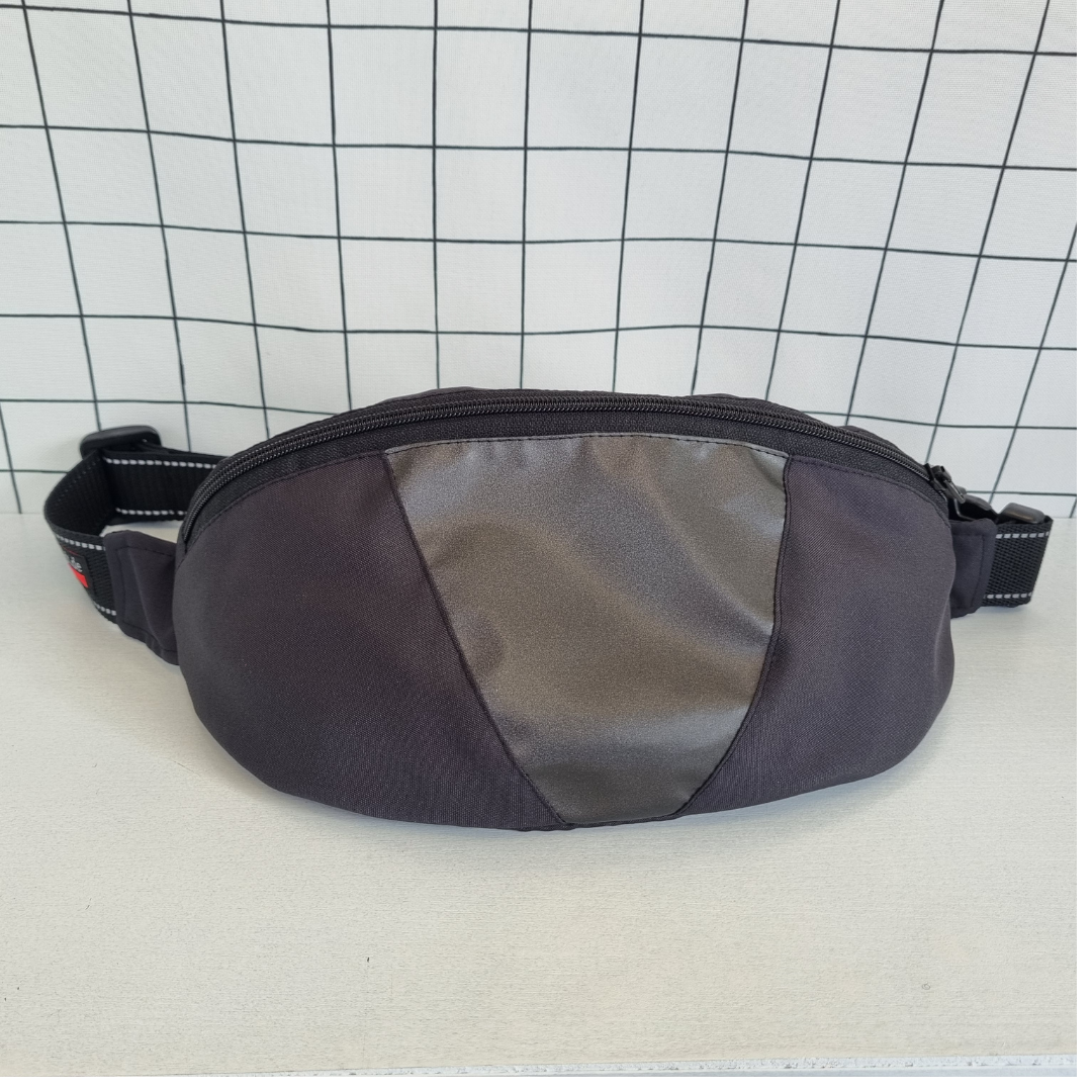 Crossbag schwarz mit Reflexelement vorne.
