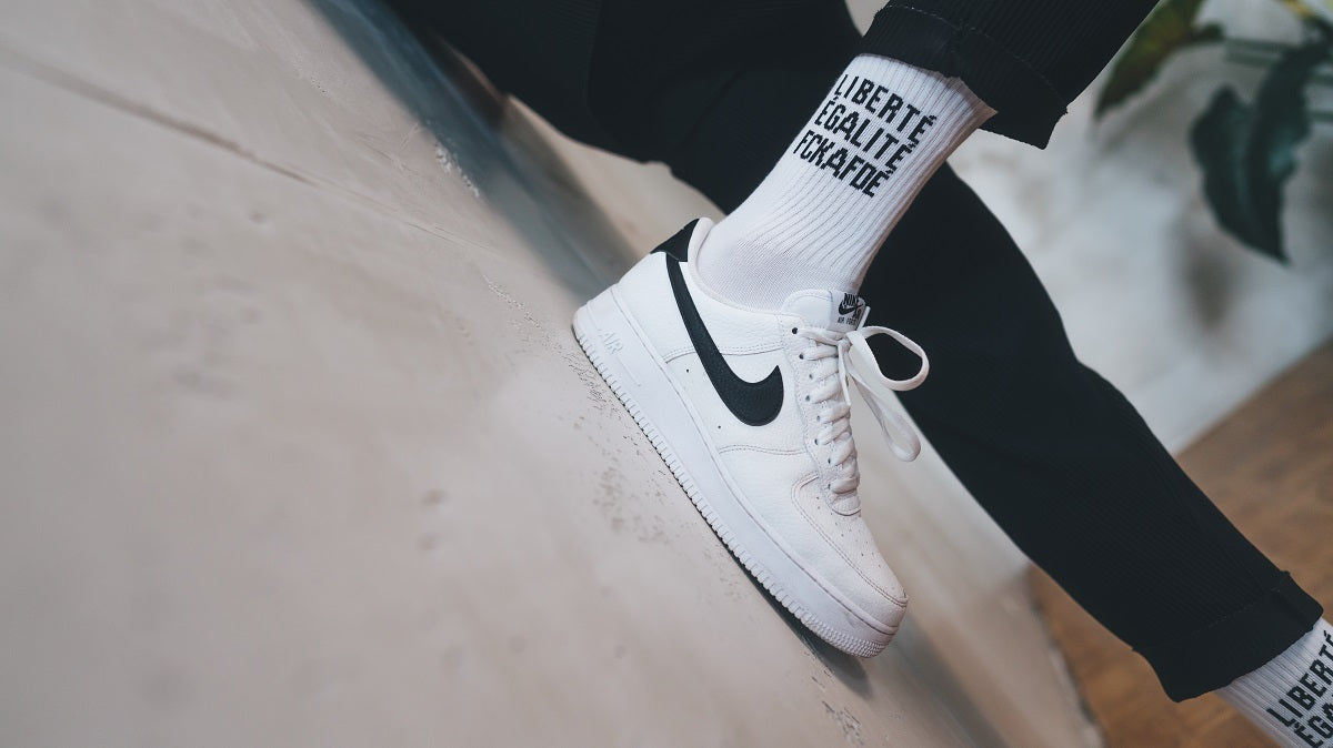 weiße fairtrade Tennissocken mit Liberté, Egalité, FCK AFDÈ Stick