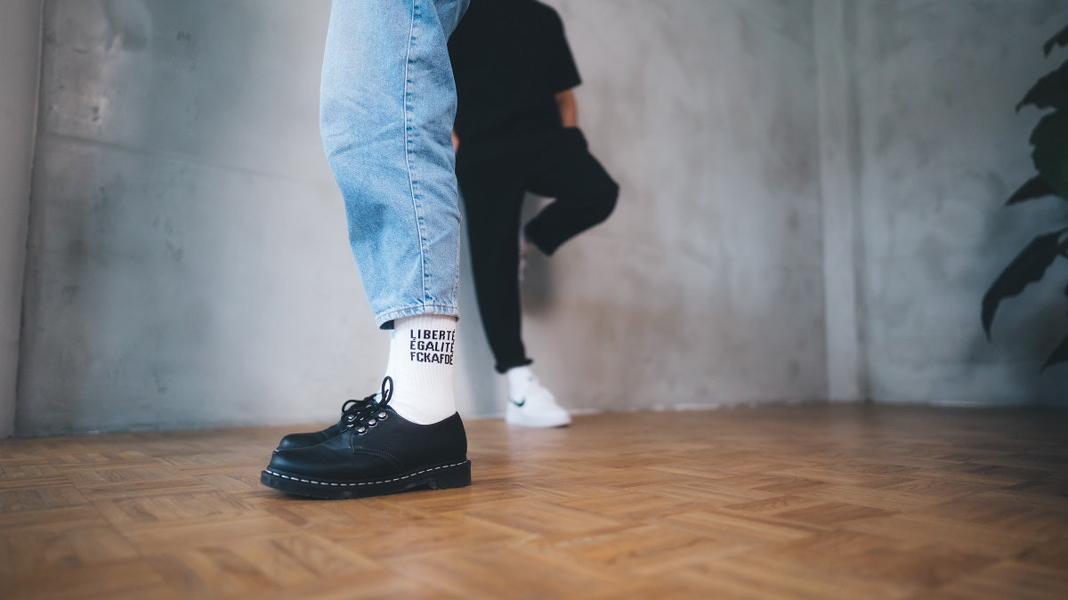 Socken Fairtrade weiß mit schwarzen Stick Liberté, Egalité, FCK AFD