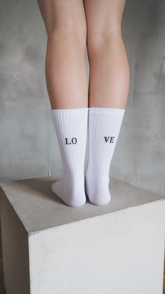Weiße Fairtrade Tennissocken mit LOVE Stick in schwarz