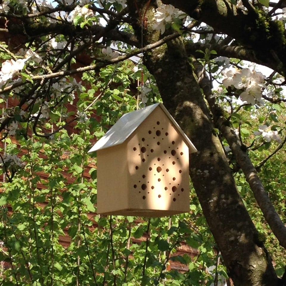 Bienenhotel "Bee's Inn" von side by side hängend im Kirschbaum