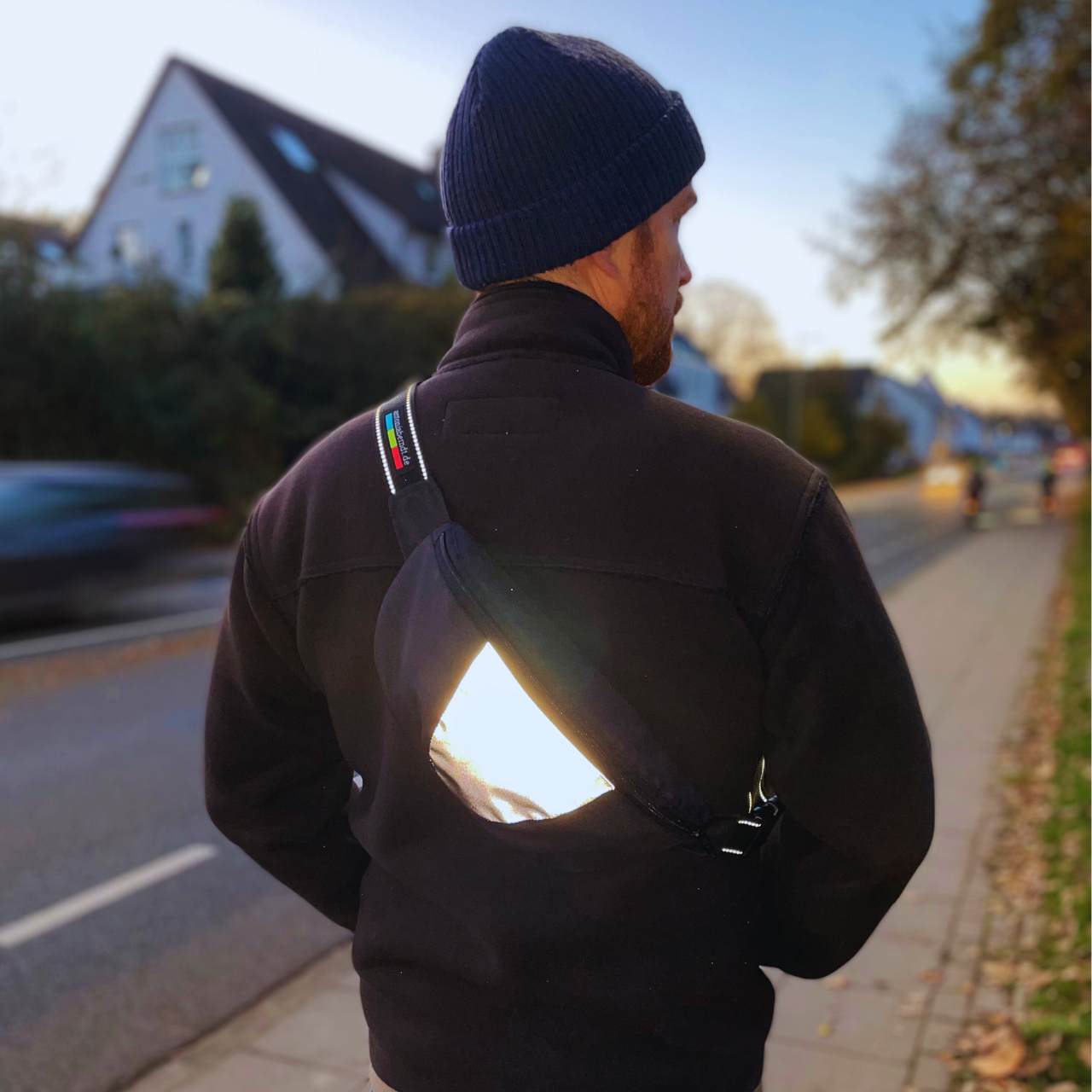Crossbag schwarz reflektieren auf dem Rücken einer Person.