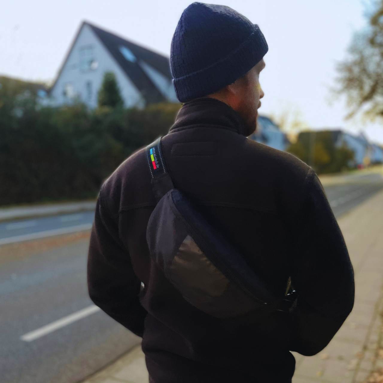 Crossbag in schwarz getragen von einer Person.