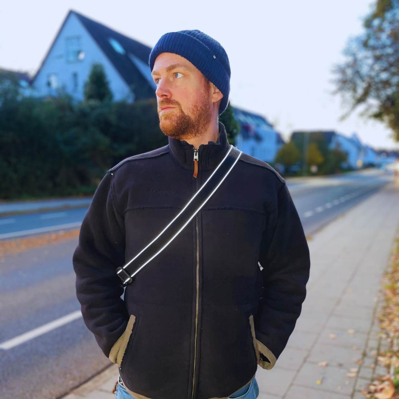 Gurtband in schwarz mit reflektierenden Streifen von der antoniaberndt Crossbag getragen von einem Mann.