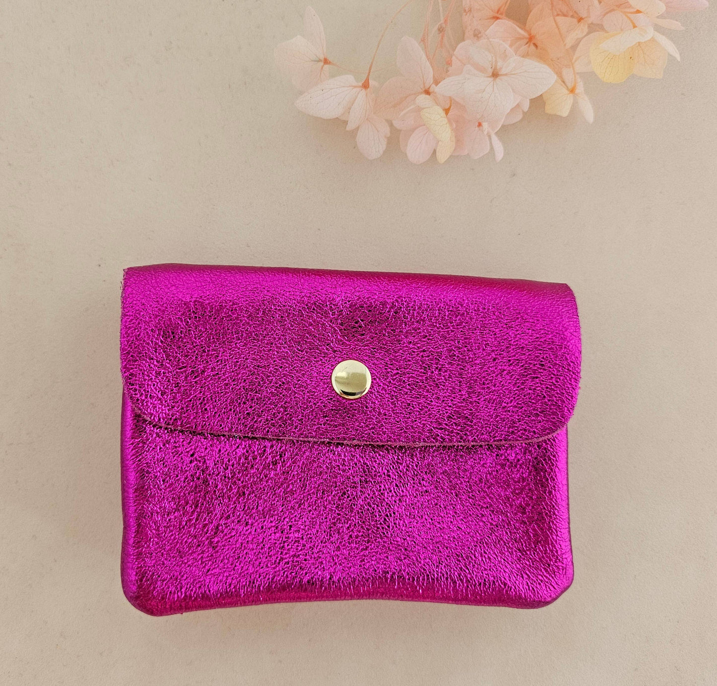 Upcycling Geldbörse aus hochwertigen Lederresten in Fuchsia metallic mit Druckknopf und Reißverschlussfach.