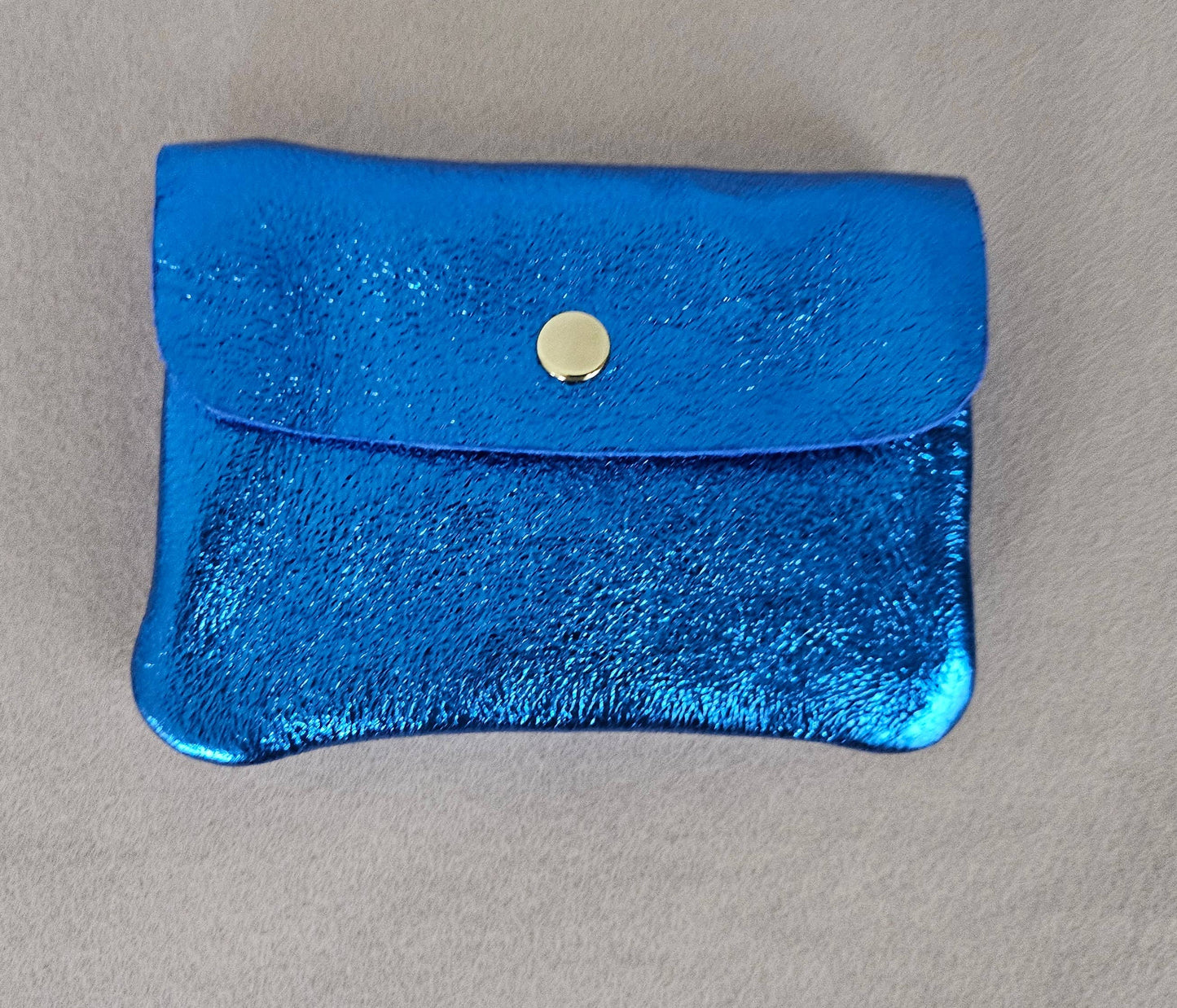 Upcycling Geldbörse aus hochwertigen Lederresten in Royalblau metallic mit Druckknopf und Reißverschlussfach.