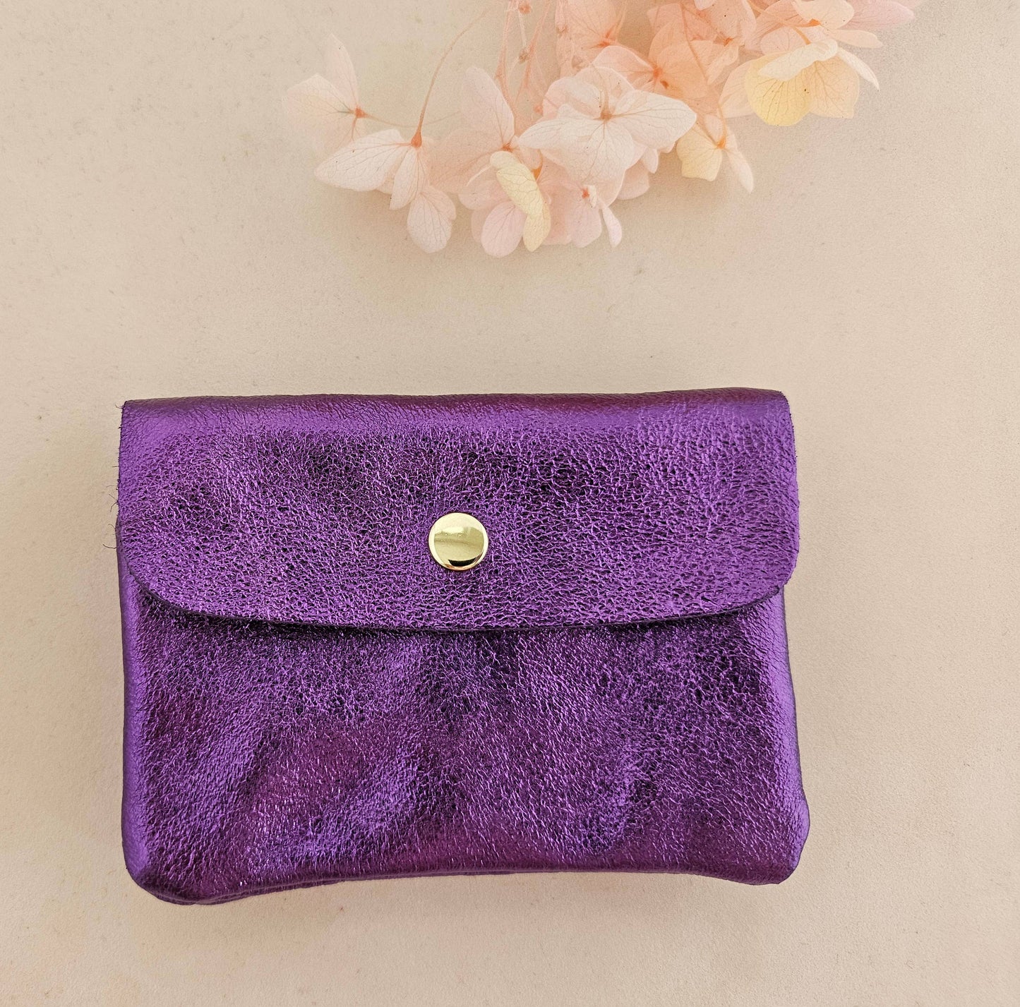 Upcycling Geldbörse aus hochwertigen Lederresten in Violett metallic mit Druckknopf und Reißverschlussfach.