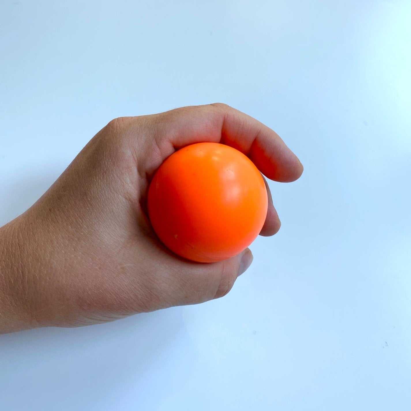 Kugelseife Mira orange in einer Hand