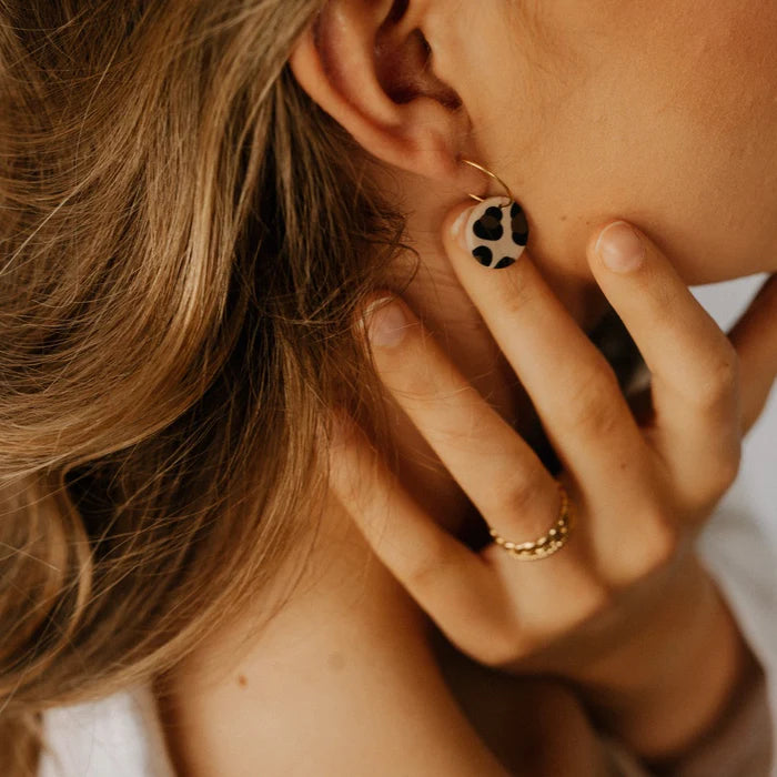 Ohrringe von liebeundso leo Kreise und goldener Hoop