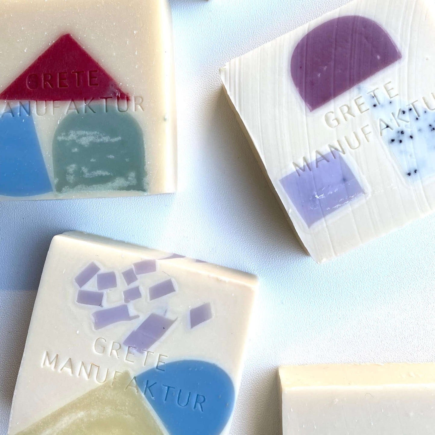Seife Constanze von der Grete Manufaktur mit geometrischen, farbigen Einschlüssen.