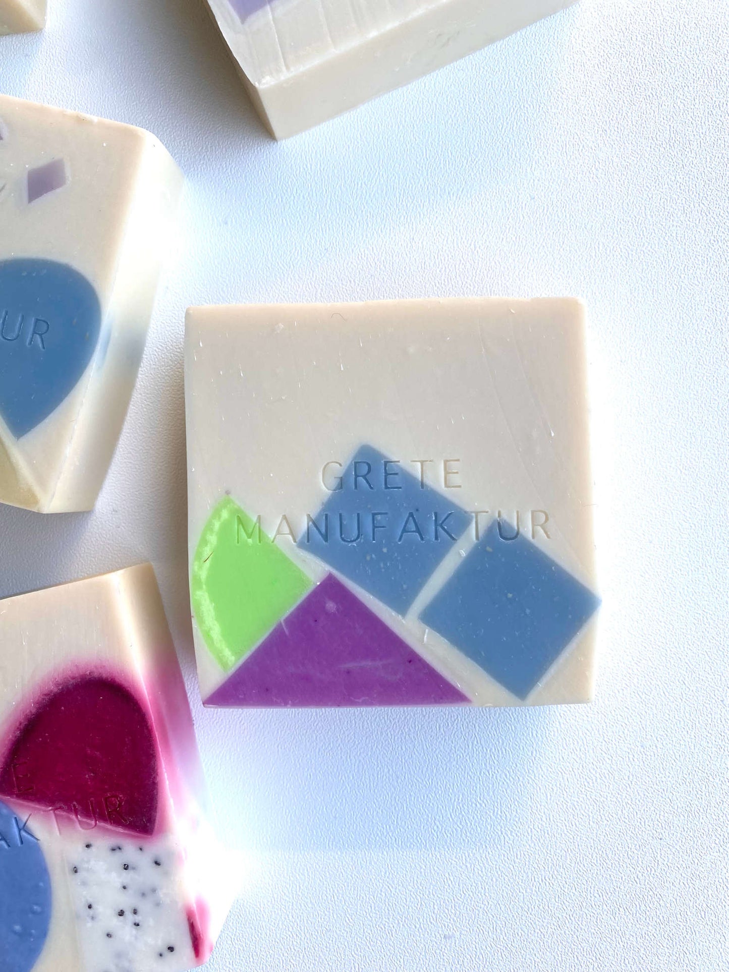 Seife mit geometrischen Einschlüssen in blau, lila und grün von der Grete Manufaktur.
