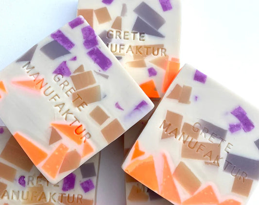 Seife Constanze mit bunten Einschlüssen in lila und orange von der Grete Manufaktur.