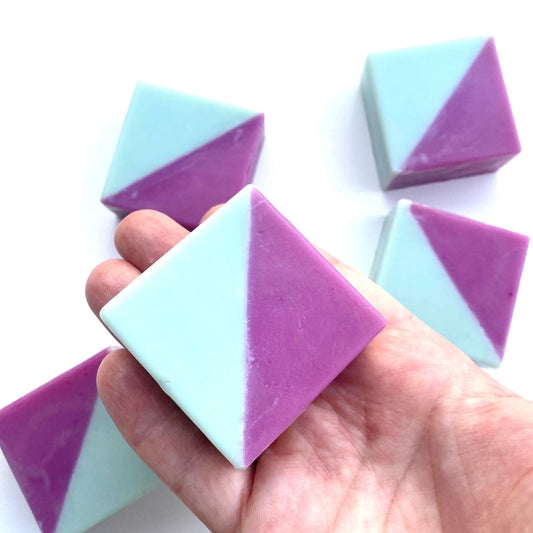 Seife Ronja eckig hellblau lila auf Hand.