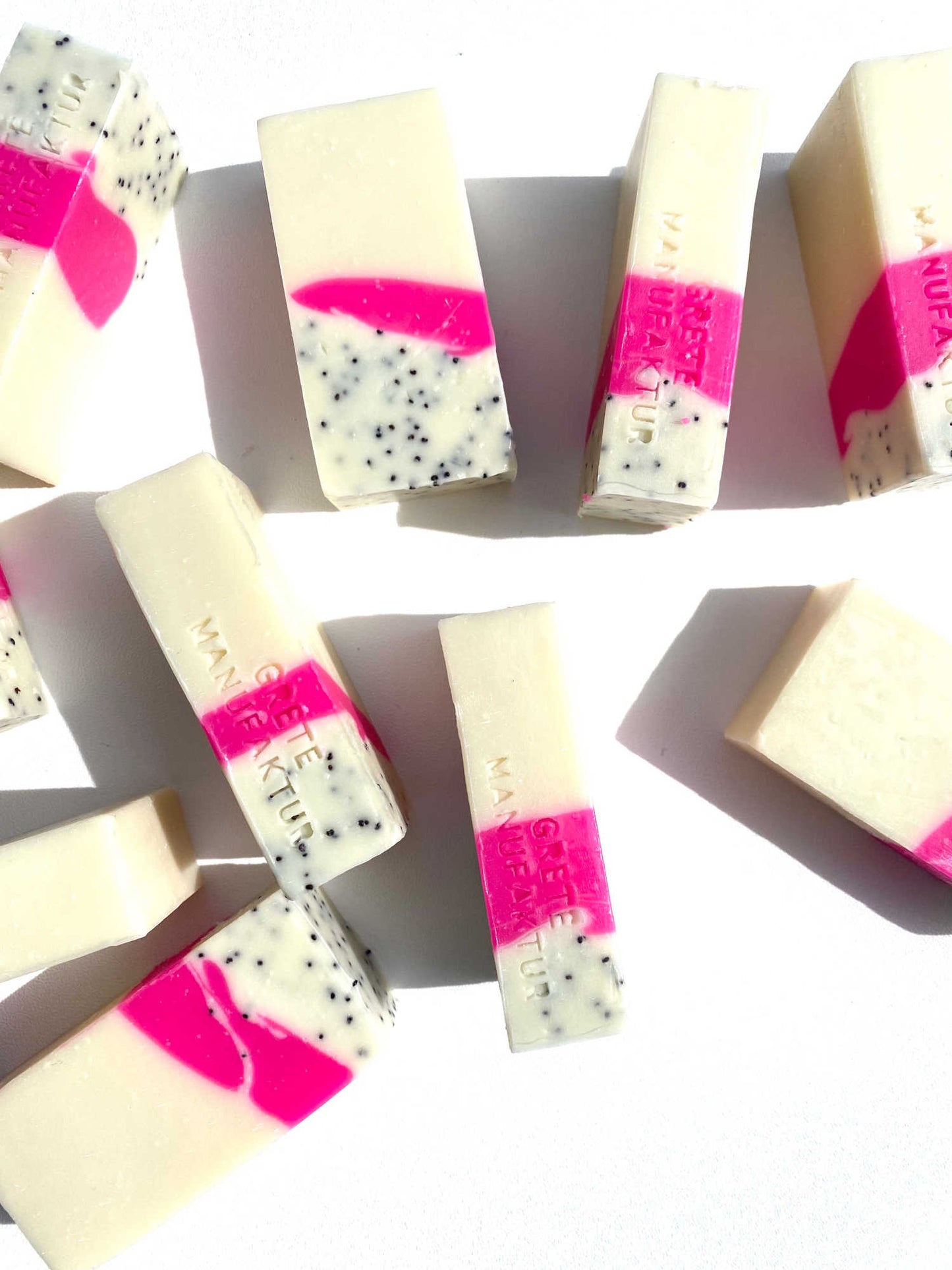 Grete Manufaktur Seife Saksia mit Neon pink swirl und Mohn Peeling-effekt.