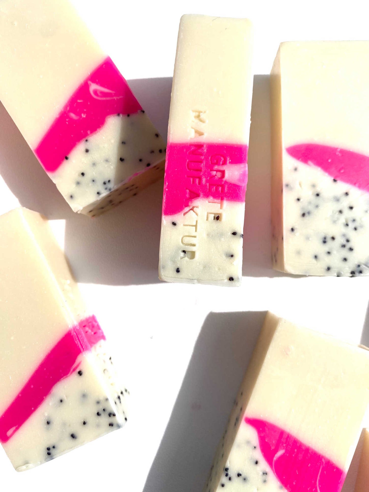 Grete Manufaktur Seife Saksia mit Neon pink swirl und Mohn Peeling-effekt.