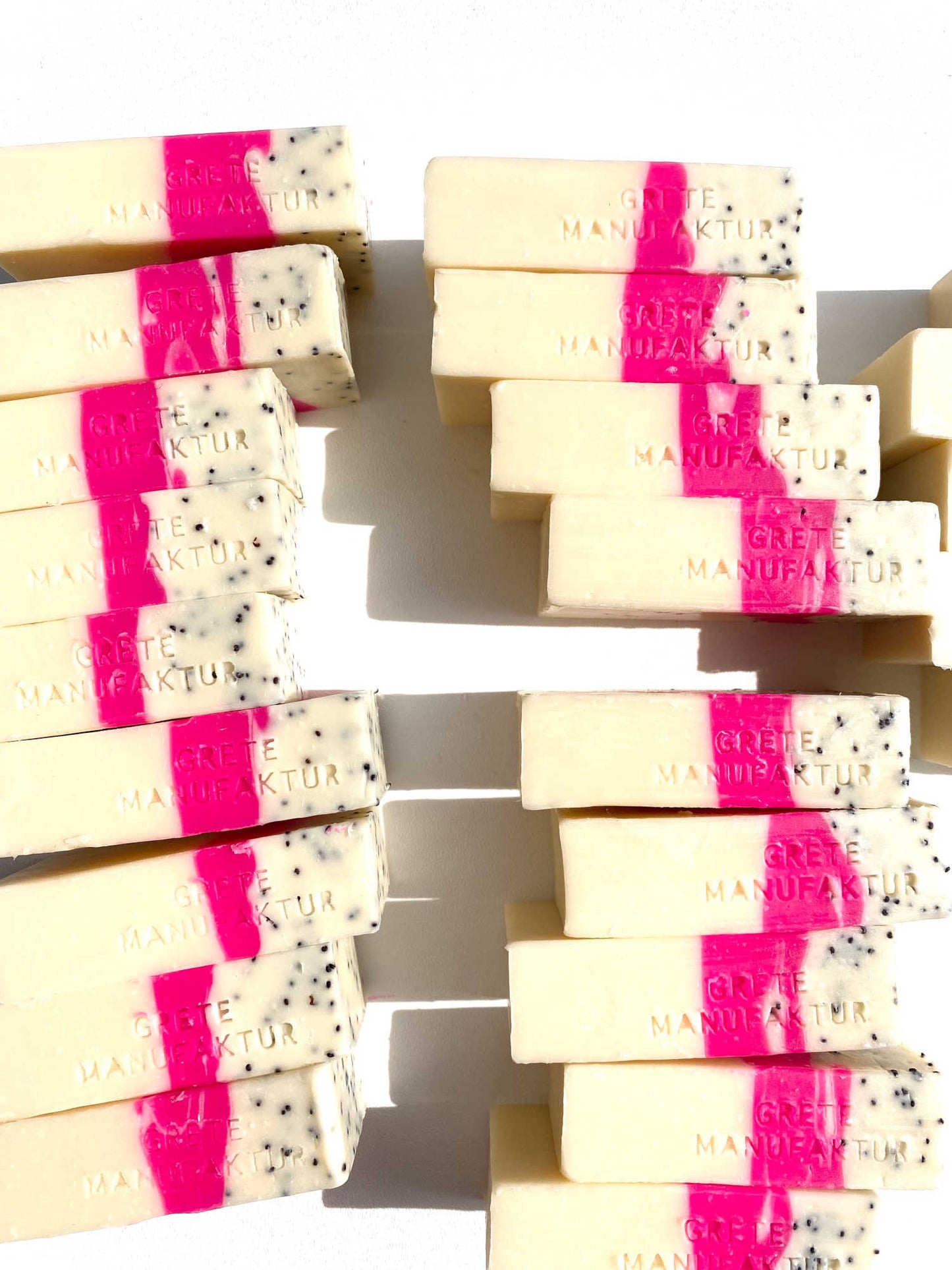 Grete Manufaktur Seife Saksia mit Neon pink swirl und Mohn Peeling-effekt.