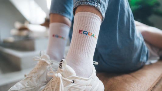 fairtrade socken im tennissocken-style arrel bunter aufdruck equality mit Baumwolle (bio)