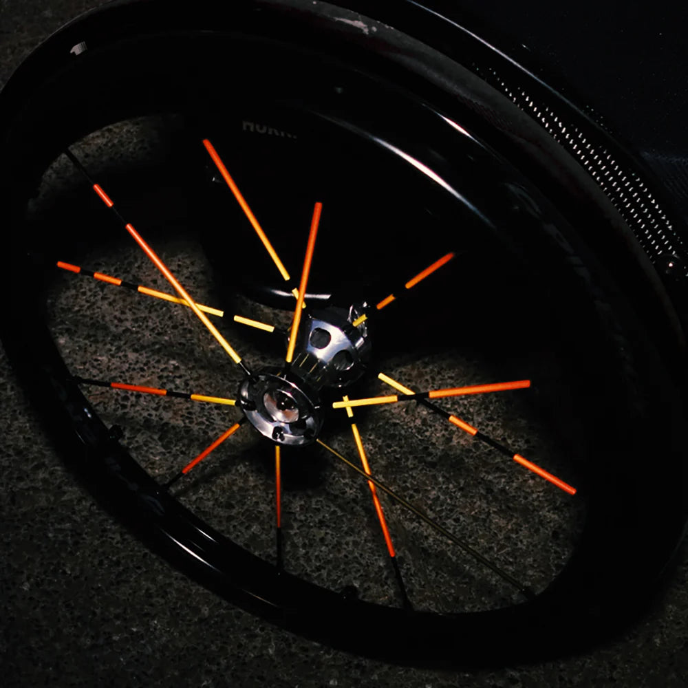 Speichenreflektoren: reflektierende Speichensticker orange an Rollstuhl