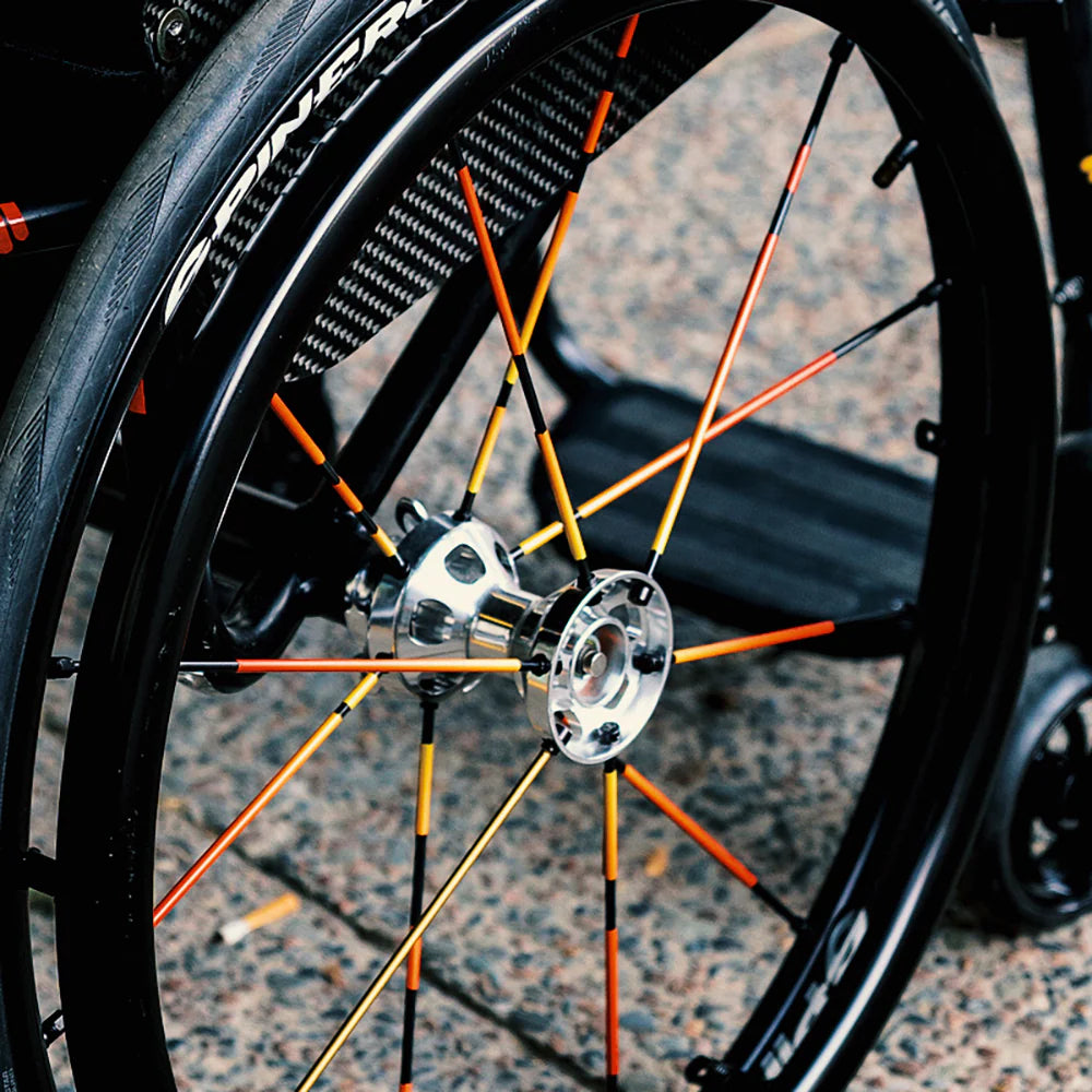 Speichenreflektoren: reflektierende Speichensticker orange Farbverlauf an Rollstuhlspeichen