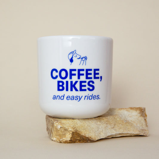 Tasse mit blauem aufdruck: "Coffee, Bikes and easy rides" von Studio Ciao.