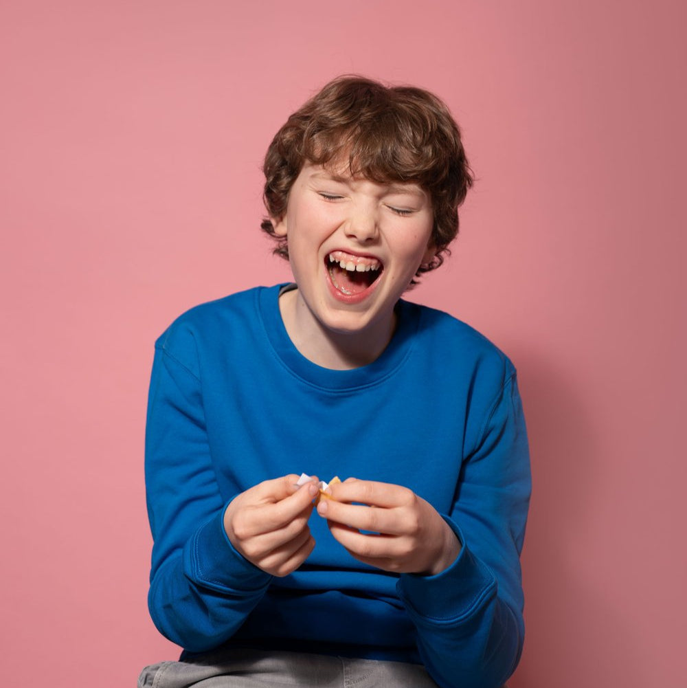 Lachendes Kind mit Glückskeks