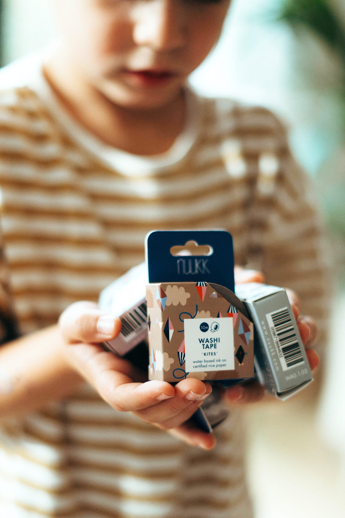 Mehrere Washi Tape Packungen in Kinderhänden