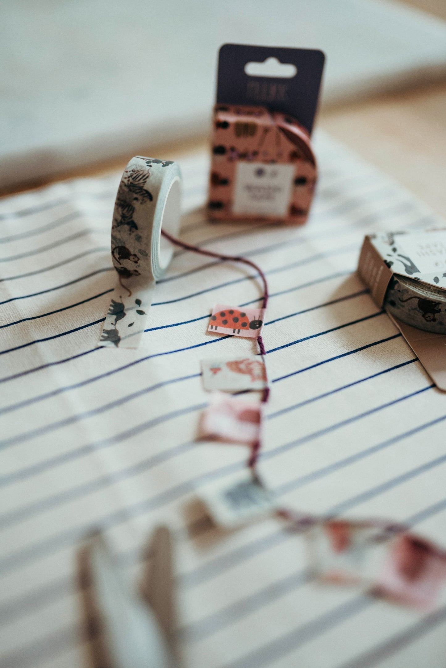 aus washi tape gebastelte mini girlande und washi tapes mit und ohne verpackung