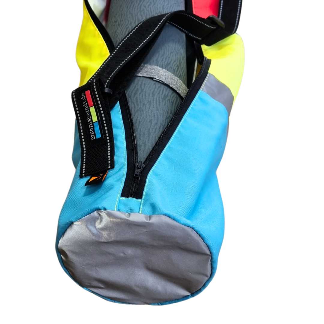 Yogamattentasche in bunten Neon-Farben mit Reflexelementen und mit Reißverschluss.