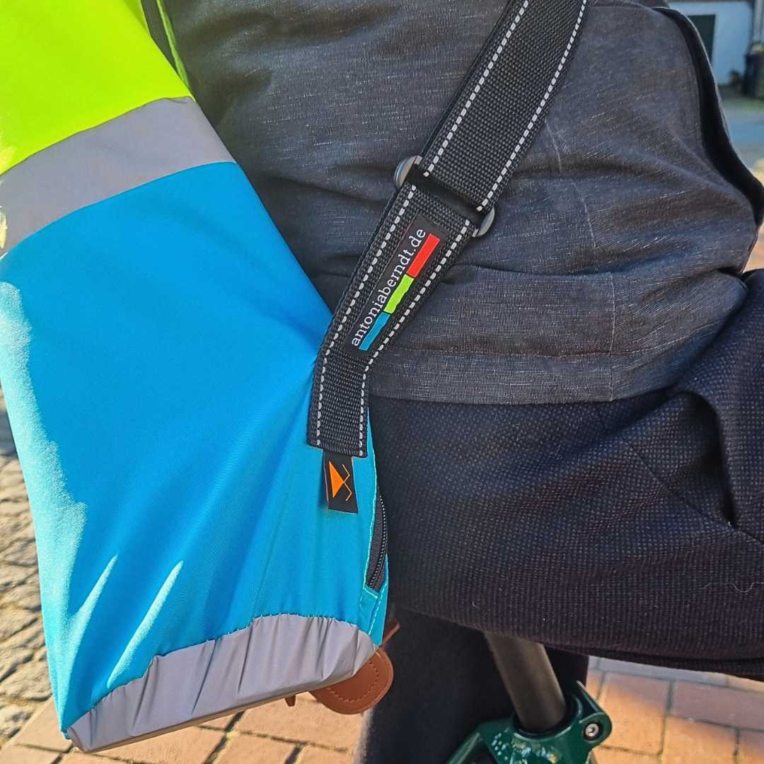 Detail: reflektierender Gurt der bunten Yogamattentasche von antoniaberndt.