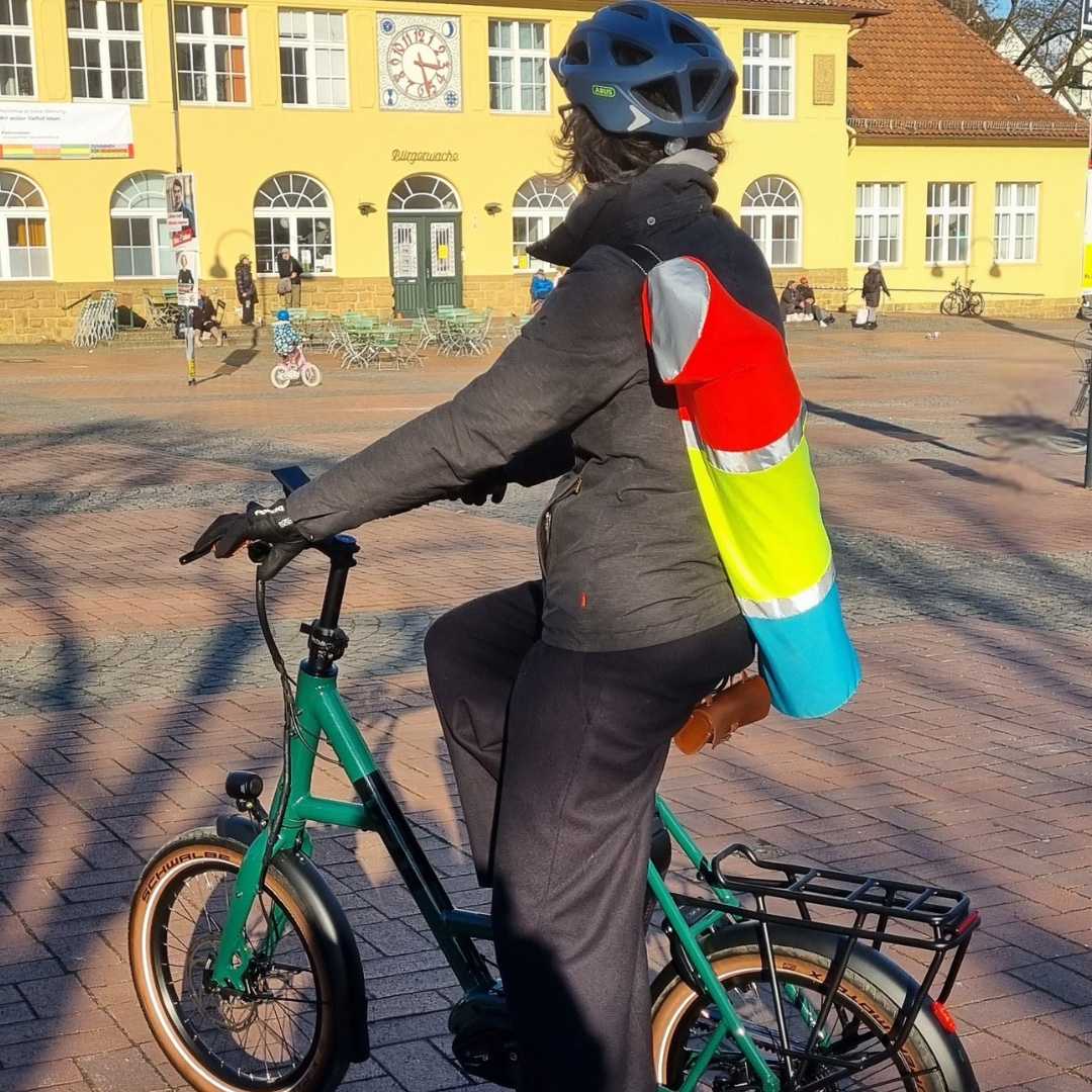 Bunte Yogamattentasche mit Reflexdetails und Neon-Farben fürs Fahrradfahren.