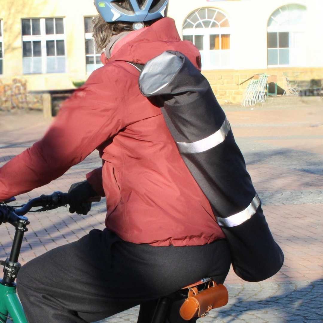 Reflektierende Yogamattentasche fürs Fahrrad. Reflektierend, mit Reißverschluss.